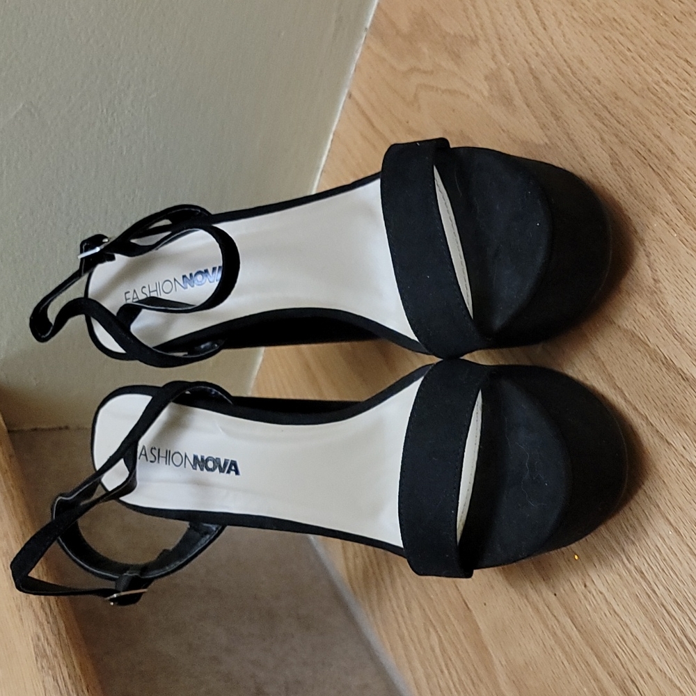 Fashion Nova sz 9 platform sandals